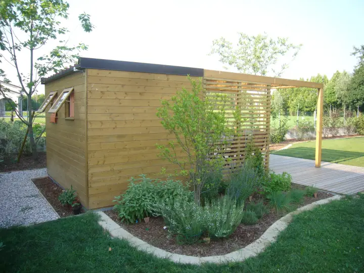 Ricovero con tettoia